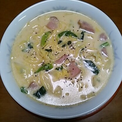 買置きのインスタント麺と牛乳の賞味期限が…
余り野菜で作りましたがとても美味しく頂きました
全てゴミ箱行きにならずに済みました
ごちそうさまでした